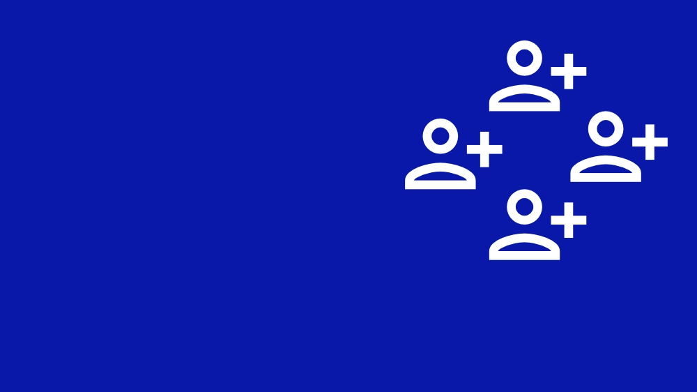 Vier Personen-Icons mit einem Pluszeichen auf blauem Hintergrund