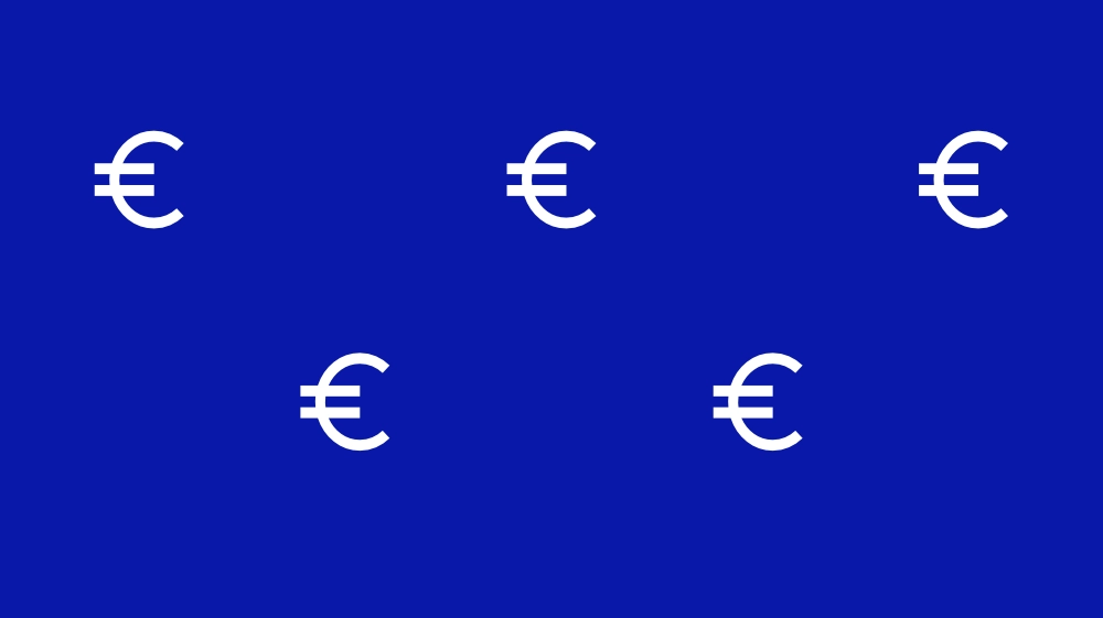 Euro-Symbole auf blauem Hintergrund