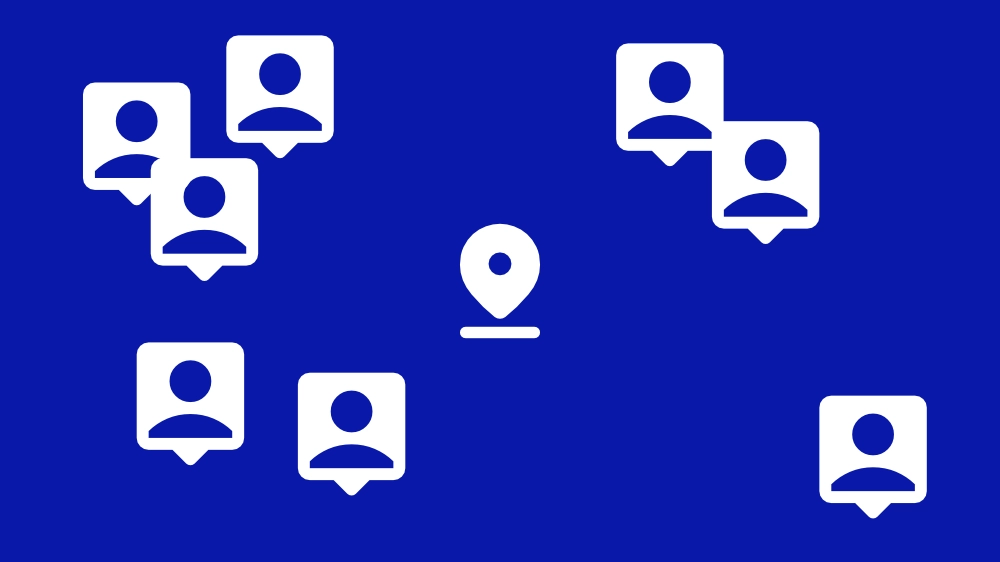 Benutzersymbole mit Positions-Icon im Zentrum auf blauem Hintergrund