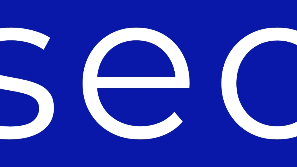 Große SEO-Schrift auf blauem Hintergrund